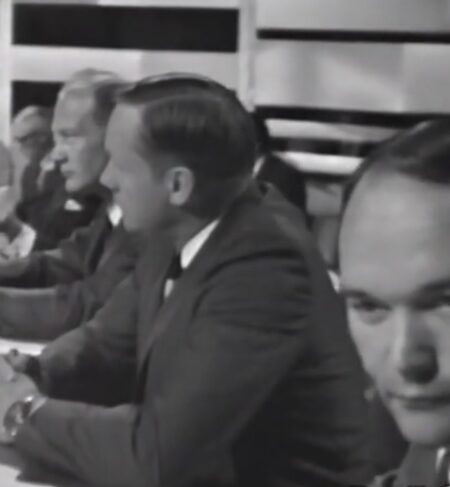 Film propaganda: la conferenza stampa della missione lunare Apollo 11. I tre astronauti presentano il filmato dell’allunaggio