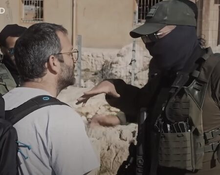 Holy Redemption di Aslihan Eker Cakmak, Tanju Sahin e Jose Carlos Soares. La menzogna ebraica della “sacra” colonizzazione