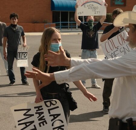 “Eddington” di Ari Aster, il primo film importante, americano, apertamente ambientato durante la follia “covid”